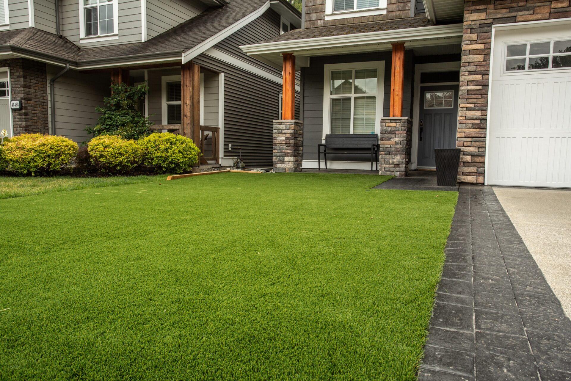 Premium-Grass-Blades-Synthetic-Artifical-Turf-Chilliwack-EverGlades-Natural-Looking Artificial turf in a backyard