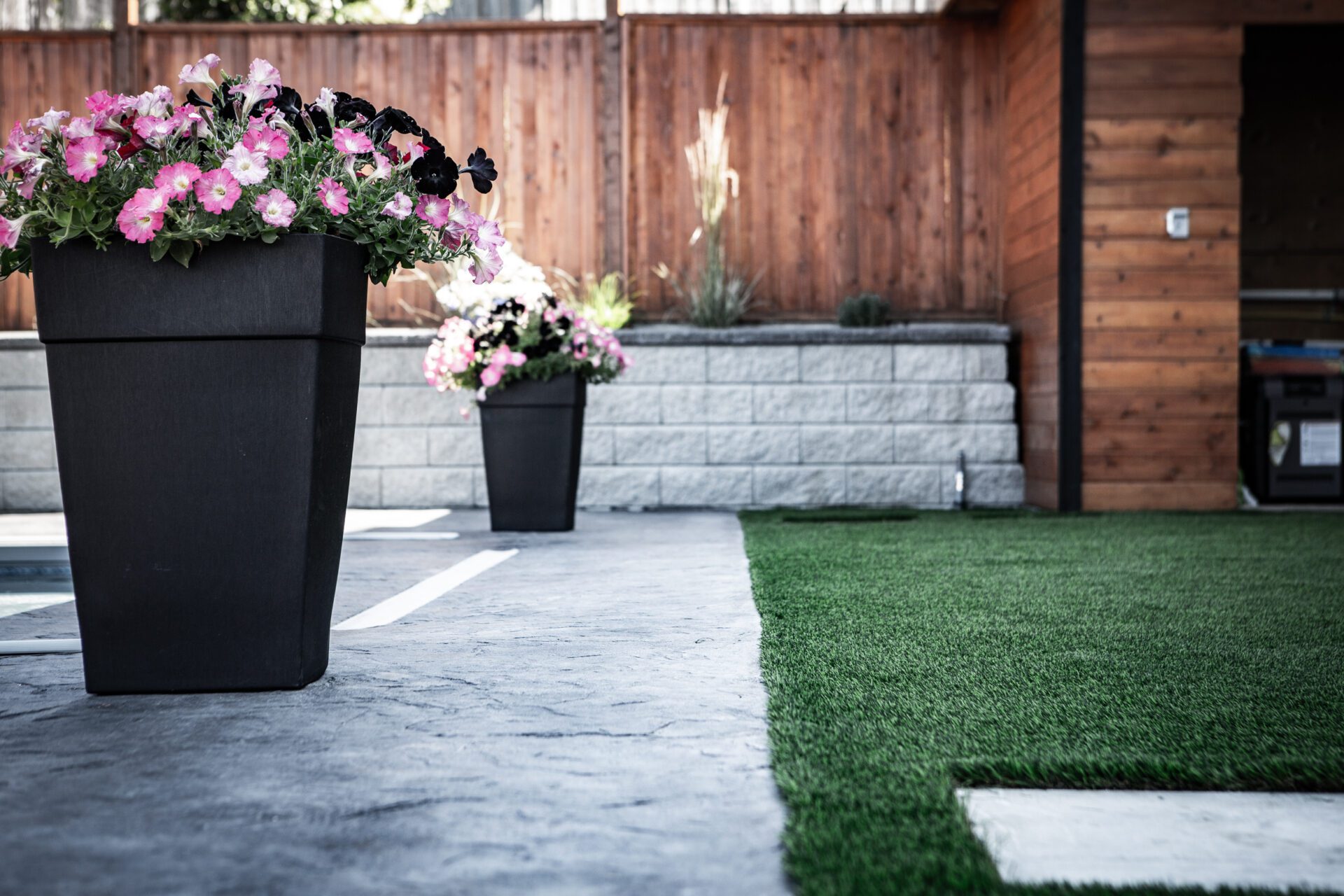 Premium Grass Blades Synthetic Artificial Turf Backyard with artificial turf